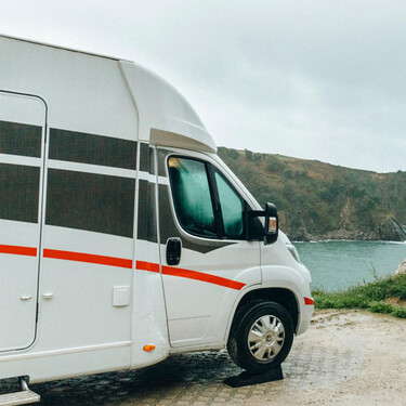 Ibiza desaloja a 200 personas que vivían en furgonetas y frena las campers, pero no eran okupas: son trabajadores que no pueden permitirse el piso 