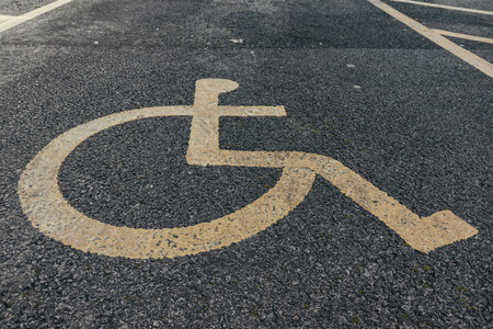 Plaza de estacionamiento para usuarios con minusvalía o discapacidad