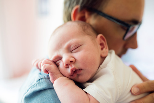 ¿Es seguro utilizar ruido blanco para calmar y dormir al bebé?