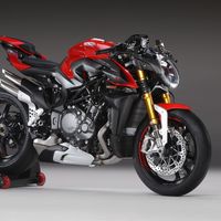 ¡Guerra hipernaked! La MV Agusta Brutale 1000 RR planta cara con 208 CV, alerones y 186 kg de peso