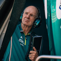 Adrian Newey tras su primer día con Aston Martin ha dicho que "necesitaremos dos años". No ha sentado bien en el equipo de Fernando Alonso