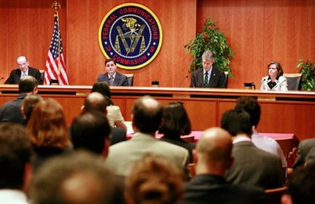El hombre de Bush en la FCC cree que la "Neutralidad de la Red" perjudicará a Clinton