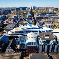 Carreteras cortadas y giros en canales que parecen minúsculos. Así fue el viaje imposible para sacar al mar el megayate de 80 metros y 200 millones del jefe de Fernando Alonso