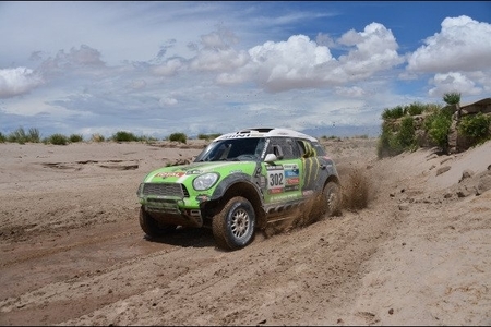 El mal tiempo obliga a neutralizar la undécima etapa. Robby Gordon gana.