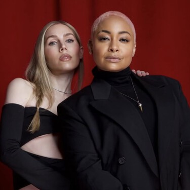 Qué fue de Raven-Symoné, la protagonista de 'Raven': sus operaciones estéticas y su boda secreta con una mujer 