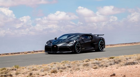 Bugatti Divo: el exclusivo hiperdeportivo de los 5 millones de euros y 1.500 CV llega a las carreteras tras dos años de desarrollo