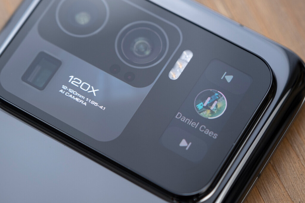 Xiaomi prepara un bombazo con el Xiaomi 16 Ultra: la vuelta de la pantalla trasera cerca de convertirse en realidad 
