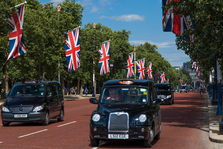Los taxis madrileños invaden Londres para promocionar Madrid