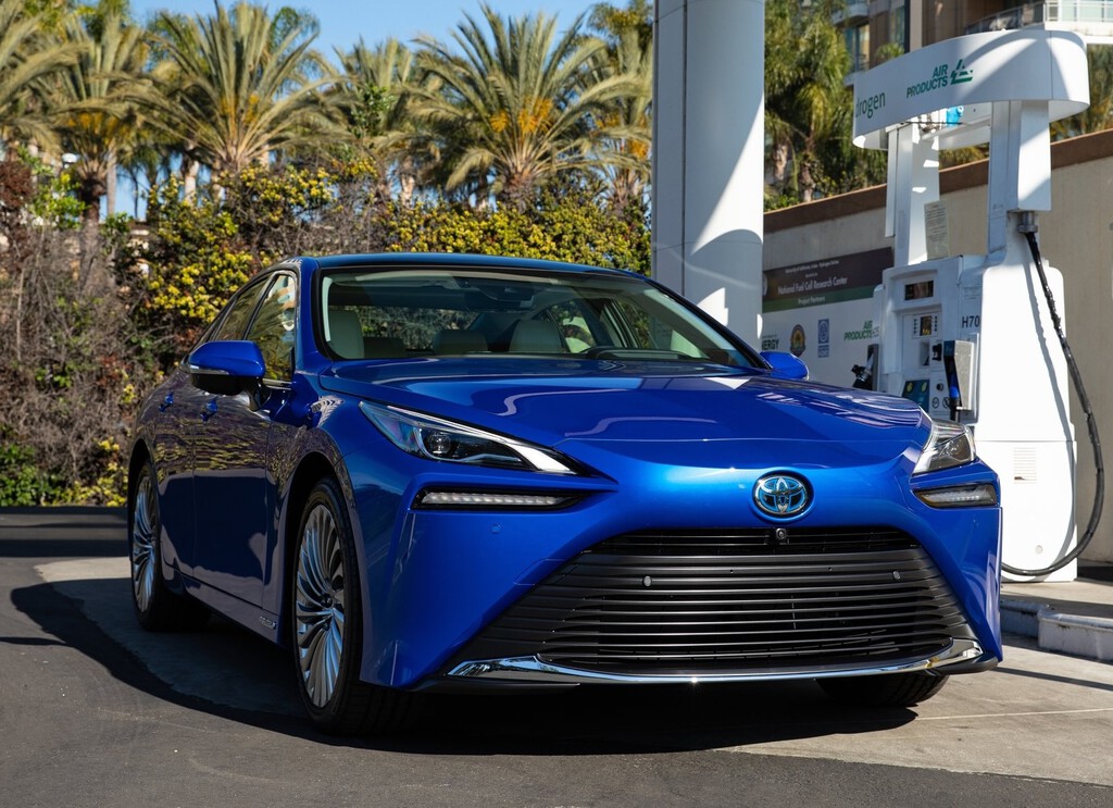 Toyota confía en el hidrógeno para el futuro de Europa. Ya enfrenta una demanda colectiva porque su coche es "casi inútil" 