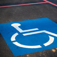 La DGT llama al civismo en su nueva campaña: no aparques en plazas para personas con discapacidad si no lo eres