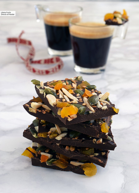 Chocolate con frutos secos, pipas de calabaza y orejones de albaricoque. Receta de Navidad