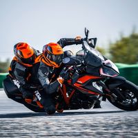 KTM 1290 Super Duke GT y 1290 Super Duke R: Adrenalina en pareja o a solas