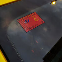 Hacer esto con la pegatina de la ITV te puede llevar a la cárcel y esta es la razón