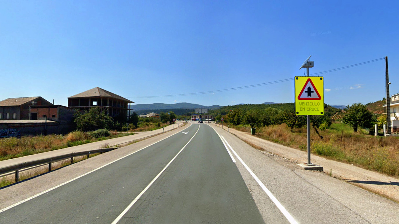 Así funcionan los cruces inteligentes, la apuesta de la DGT para llevar la tecnología a los viejos STOP de la carretera