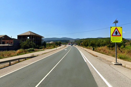Así funcionan los cruces inteligentes, la apuesta de la DGT para llevar la tecnología a los viejos STOP de la carretera