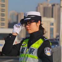 Una multa en dos segundos. China equipa a la policía con lentes con IA para controlar vehículos casi instantáneamente 