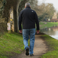 Há muitas pessoas que andam olhando para baixo: a ciência acredita que isso tem uma explicação 