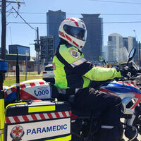 Saltarse los límites con una moto a veces tiene excusa: transportaban un corazón que salvó la vida a un niño