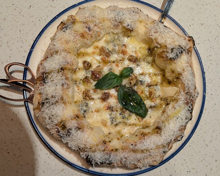 La Queixeira de Oura: con queso Cremoso de Cebreiro (Pedrafita), fior di latte, queso azul de San Sadurniño (Coruña), queso ahumado de Sarrianas (Lugo), nueces tostadas con miel infusionada en pimientos de padrón y orégano.