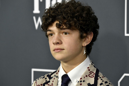 Noah Jupe viste de Gucci y homenajea a David Bowie en los Critics' Choice Awards