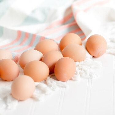 La ciencia detrás del truco del vaso de agua para saber si los huevos están en buen estado antes de cocinarlos