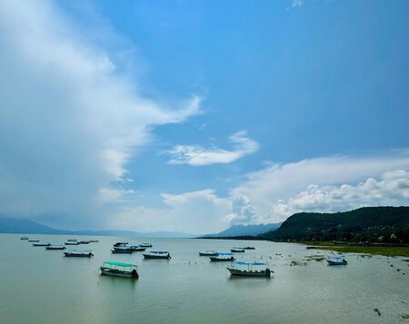 A solo 1 hora de Guadalajara, este pueblito es ideal para dar paseos en lancha, visitar su isla y probar la comida local con tejuino 