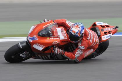 Stoner le arrabata la pole a Pedrosa por milésimas