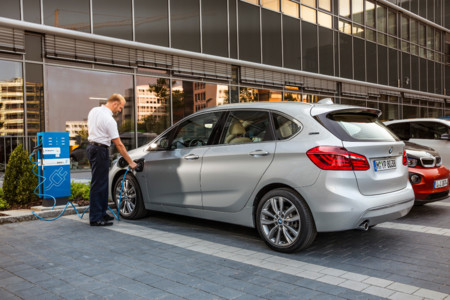 BMW 225xe, el monovolumen híbrido enchufable con tracción delantera, trasera o total