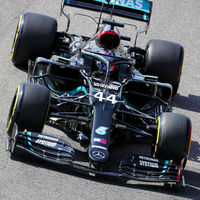 Una oportuna bandera amarilla facilita a Lewis Hamilton hacer su pole número 95 en Mugello