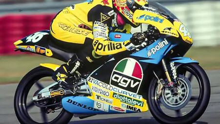 Moto mantém pintura original de 1996, bem como os documentos de fábrica que atestam sua participação nas corridas da temporada