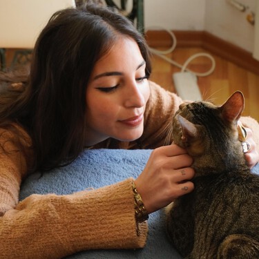 Los gatos nos reconocen cuando les hablamos como a bebés, pero solo si somos sus dueños 