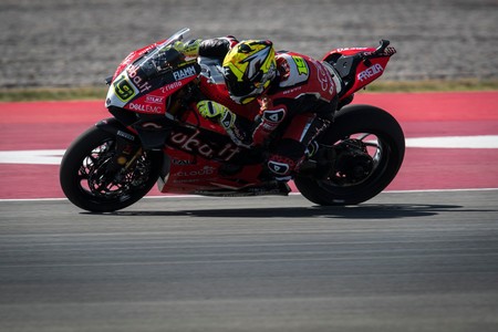 Álvaro Bautista se lleva en Argentina una carrera en la que seis pilotos se negaron a participar