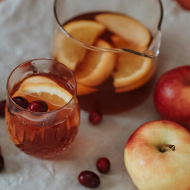 Se acabó tirar las cáscaras de manzana a la basura: por qué se recomienda hervirlas con canela y para qué sirve 