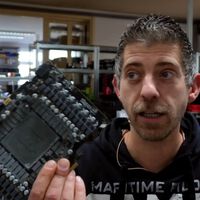 Um especialista em tecnologia abre o que acredita ser uma RTX 5090 para reparo e encontra apenas uma carcaça vazia em vez de uma placa de vídeo de alta performance 