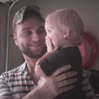 La adorable reacción de una niña de 15 meses al notar la lluvia por primera vez 