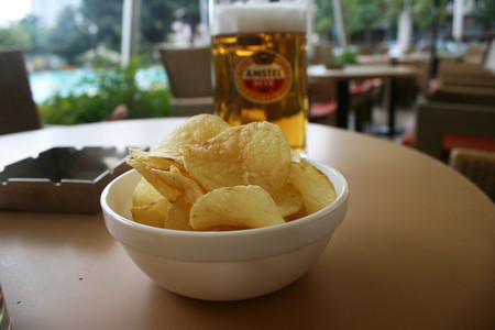 ¿Por qué dan botanas saladas cuando te sirven una cerveza?