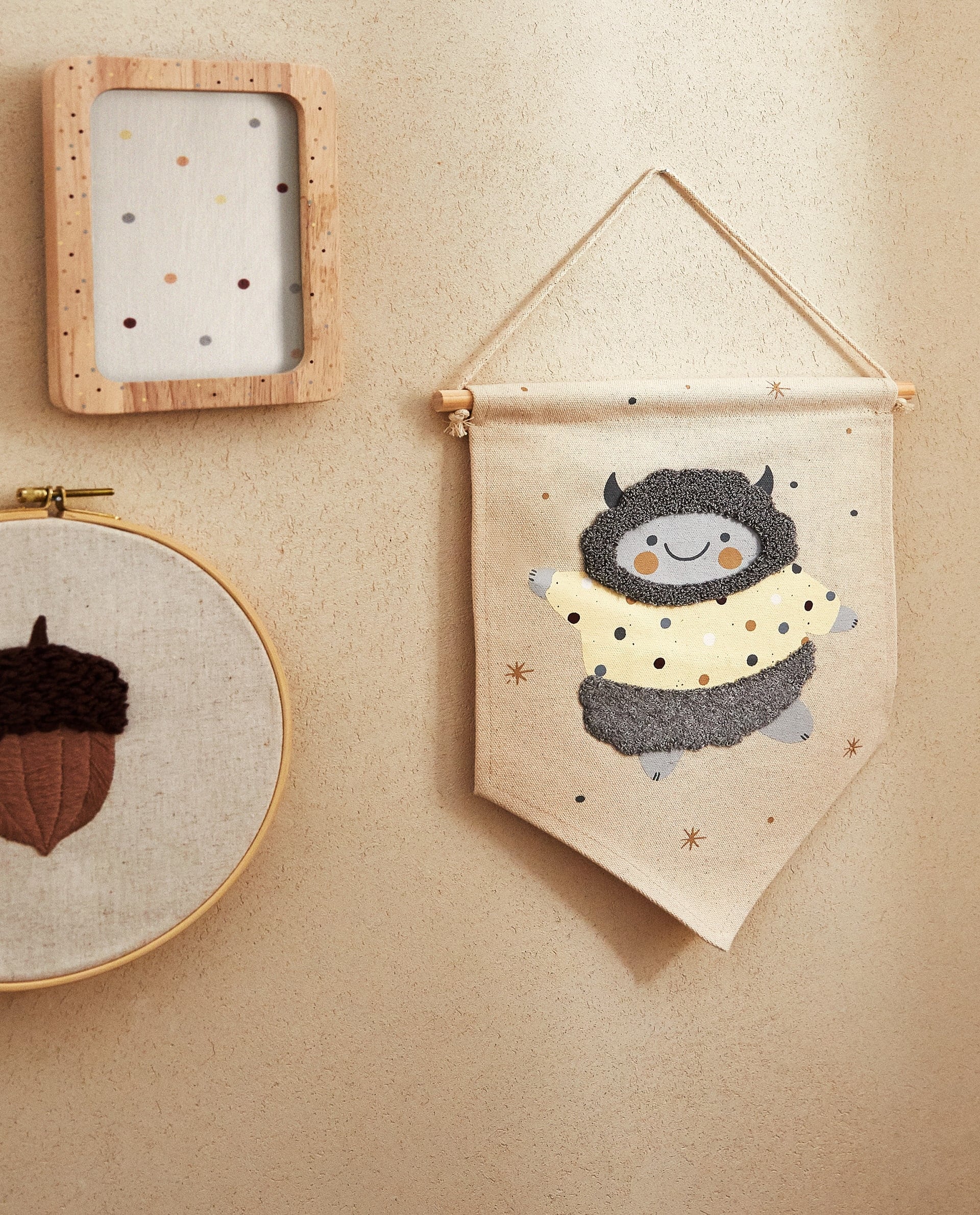 Tapiz bordado con un dibujo de monstruo.