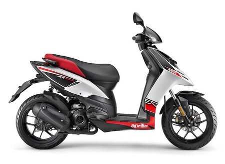 Aprilia SR 50-125cc Motard, el supermotard hecho scooter