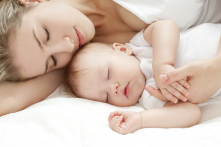 Los bebés de más de 3 meses deberían hacer colecho con los padres como protección ante la muerte súbita