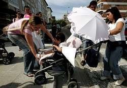 Papás y mamás protestan en Tui con sus carritos de bebés