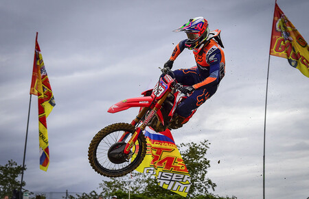 Tim Gajser mantiene el liderato tras ganar el MXGP de Europa y Jorge Prado termina noveno por una caída