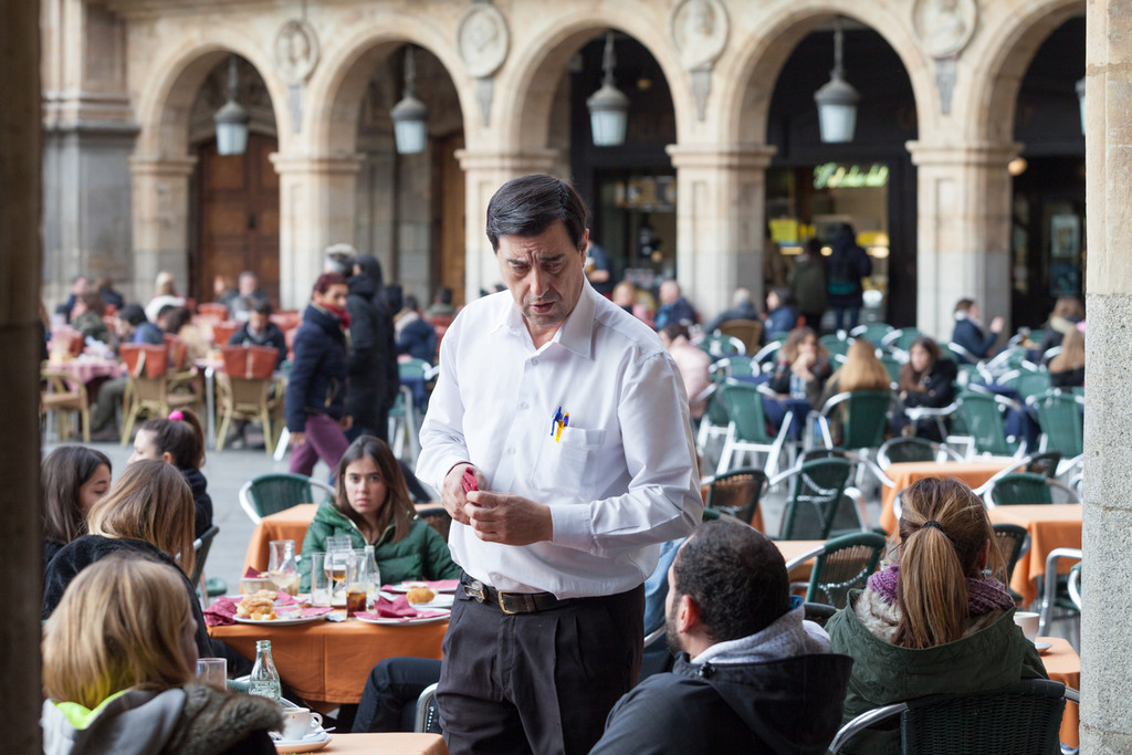 Bares y restaurantes reciben con recelo la nueva ley de horarios: “La mayoría de negocios no son viables pagando las horas extras”