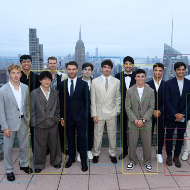 Son las grandes promesas de la fórmula, 1 pero visten como estudiantes de cuarto de la ESO en su graduación: así se les ha visto en la premiere de F1