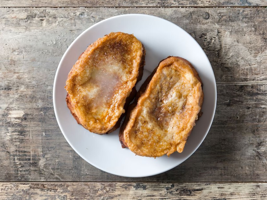 Para hacer torrijas sin huevo tan ricas como las tradicionales, solo necesitas un ingrediente mítico que ya usaba tu abuela