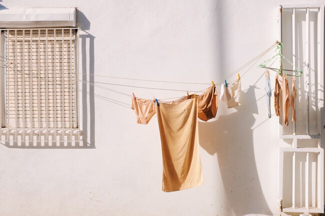 Ropa tendida en un edificio