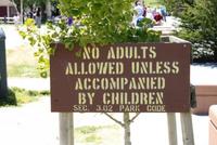 No se permiten adultos si no van acompañados de niños 