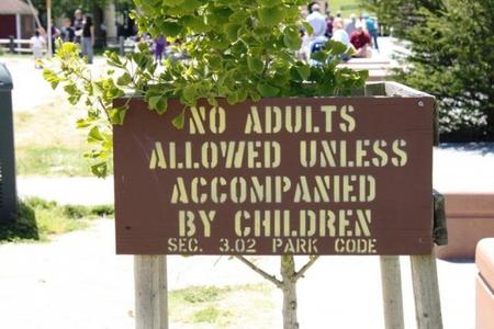No se permiten adultos si no van acompañados de niños