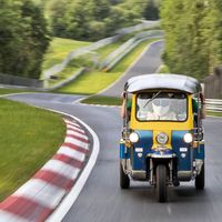 ¡Soporífero! Este tuk-tuk ha dado una vuelta "de récord" a Nürburgring... en más de media hora