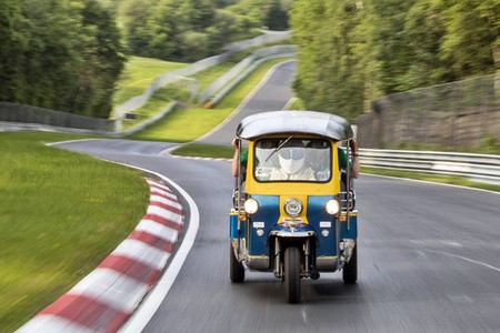 ¡Soporífero! Este tuk-tuk ha dado una vuelta "de récord" a Nürburgring... en más de media hora