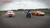 McLaren MP4-12C vs Touring Car vs Honda CBR1000RR, y el curioso paso por curva